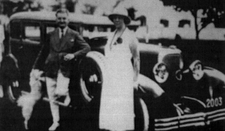 (TG_20-28)(TT_1920s)_2003_(w-b)_20s_car-Y-Laussauq